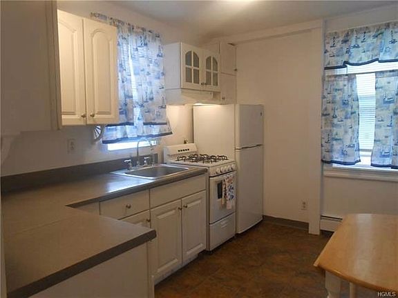 3rd image of 225 Bryant Ave