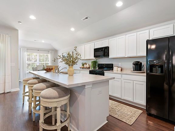 5th image of 870 Ashford Dr