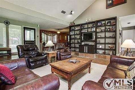 5th image of 1912 Red Oak Dr