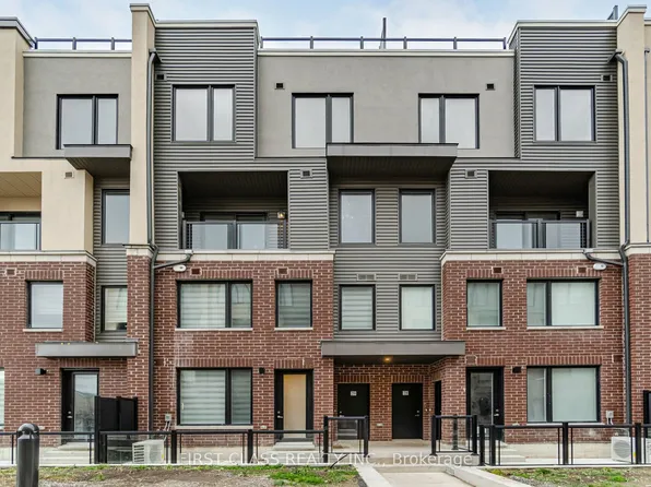 3405 Ridgeway Dr #30, Mississauga, ON L5L 0B9