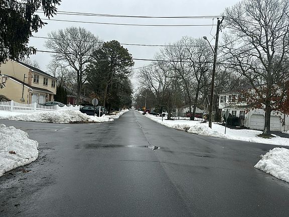 4th image of 55 Manor Dr