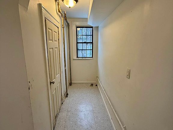 4th image of 627 Willoughby Ave #2F