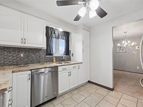 5th image of 24 Waverly Dr