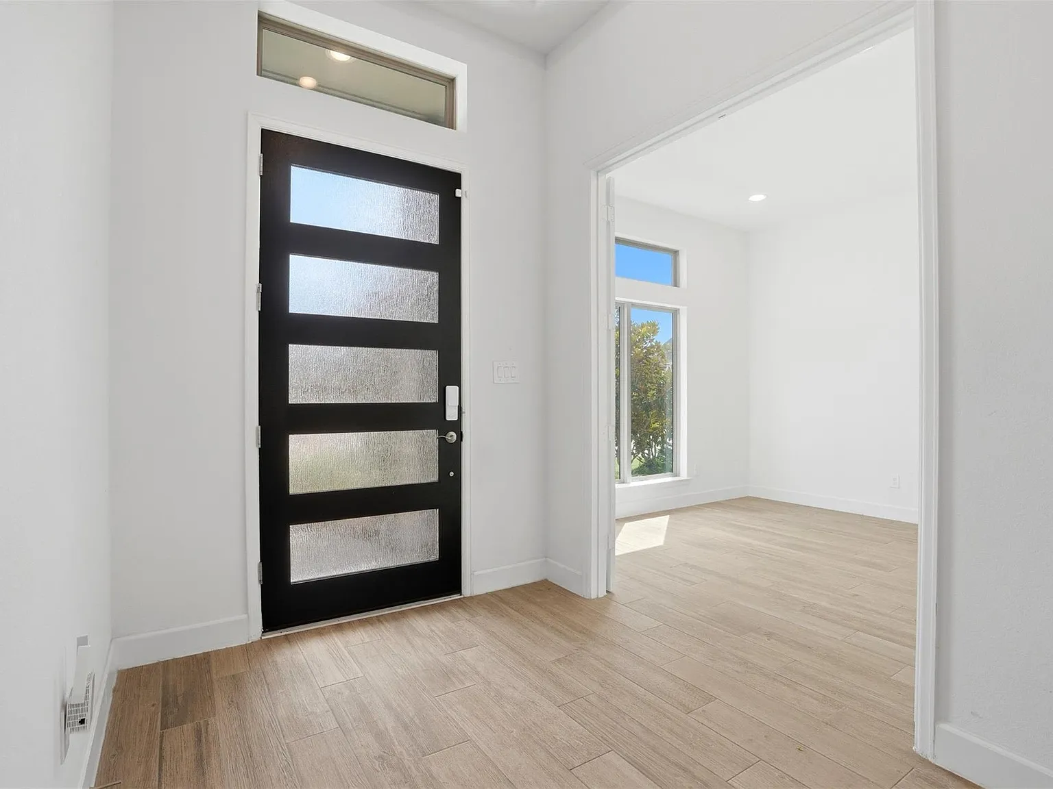 4 bed, 3.0 bath, 2550 sqft, $3,000 — Photo 4