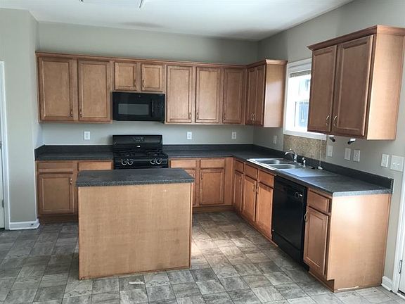 3rd image of 828 Harvest Brook Dr