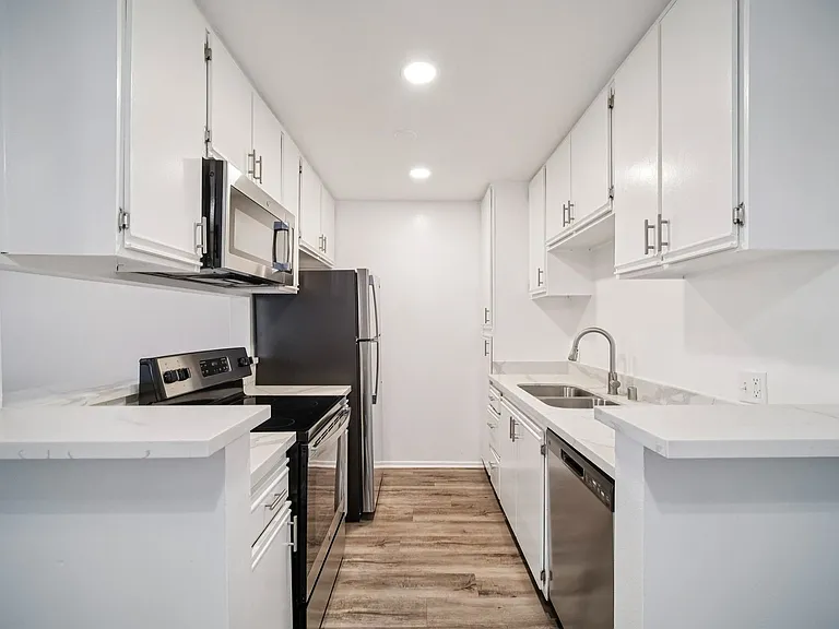 6310 Sylmar Ave — Photo 39