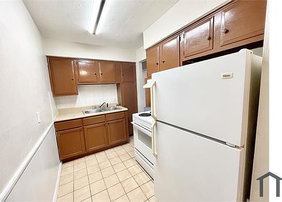 1st image of 920 Kingsway Dr #2C
