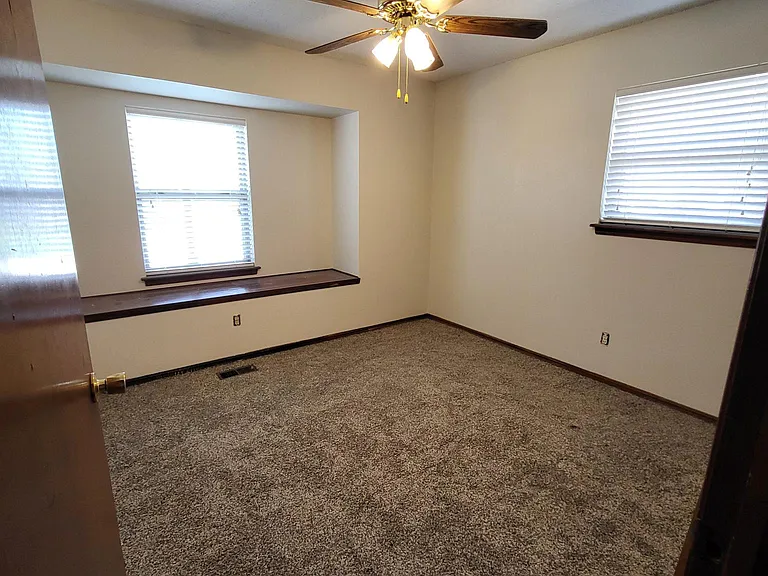 2620 N Brenda Ave — Photo 8