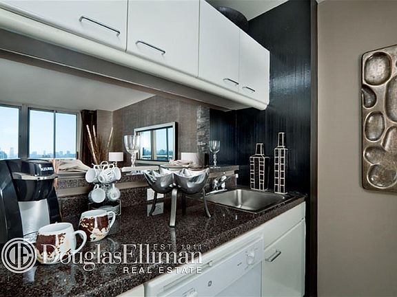 5th image of 560 W 43rd St APT 44b