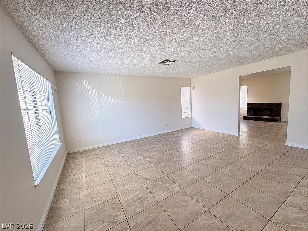 4 bed, 2.5 bath, 1610 sqft, $1,800 — Photo 2