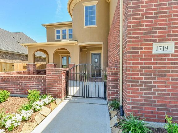 2nd image of 1719 Carriage Oaks Ln