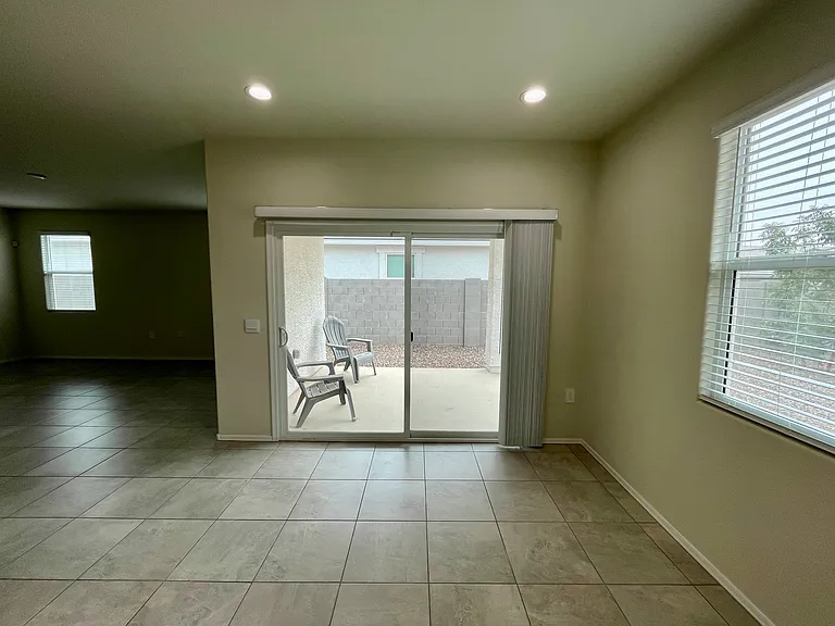 18563 W Desert Hollow Dr — Photo 9