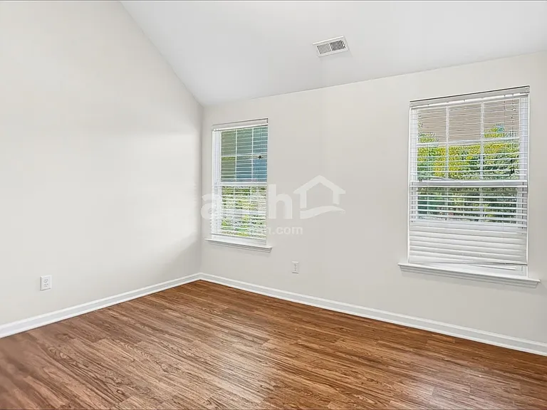 1010 Golden Crest Dr — Photo 17