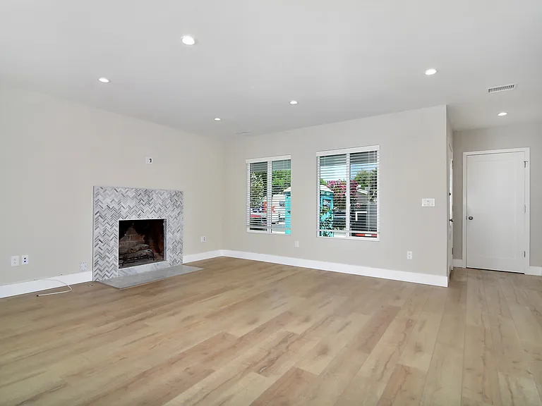 22446 Berdon St — Photo 3