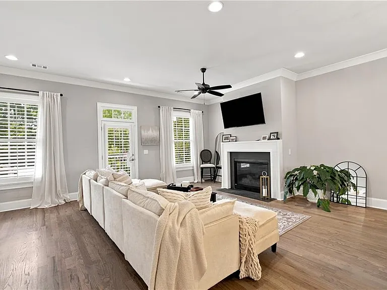 140 Clover Ct — Photo 10