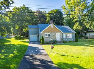 905 Roosevelt Rd, East Rochester, NY 14445