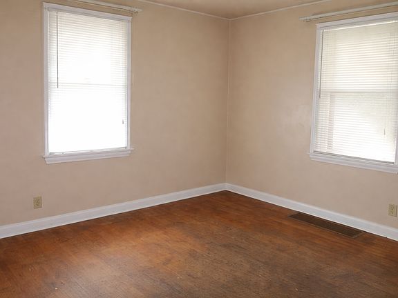 4th image of 2711 Maple Ave NE