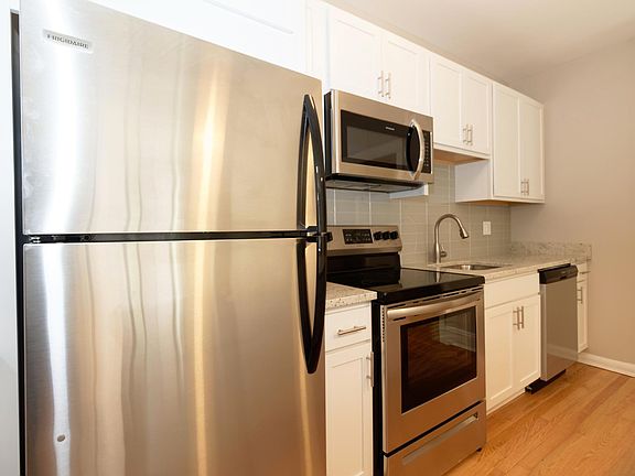 2nd image of 327 W Fullerton Pkwy #201