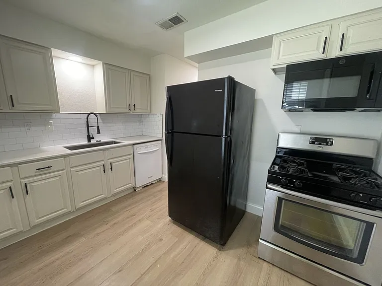 204 Hosack St — Photo 5