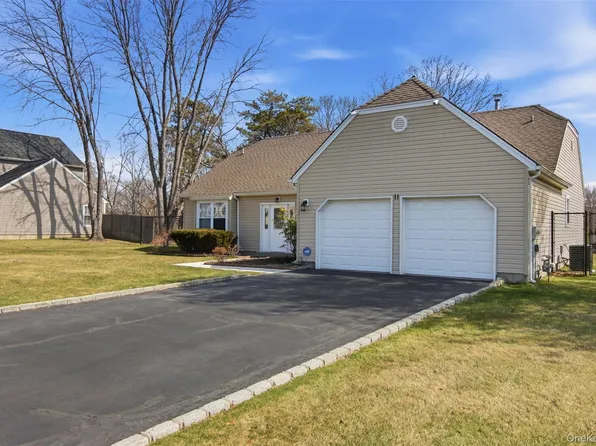 11 Royal Drive, Coram, NY 11727