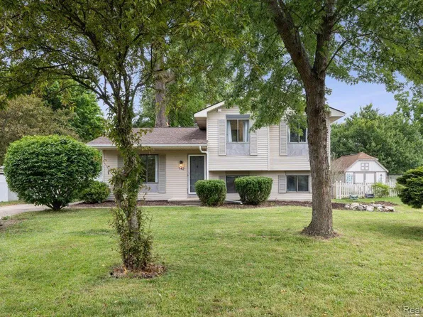 742 Cardinal Ct, Howell, MI 48843