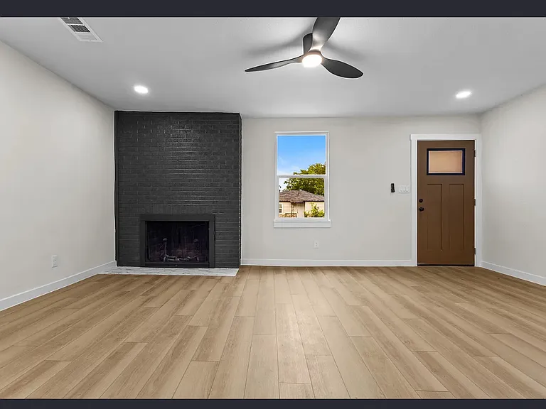3216 Sharon St — Photo 2