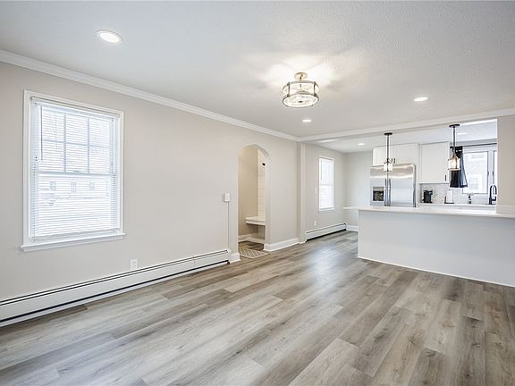 5th image of 27 Woodside Ln