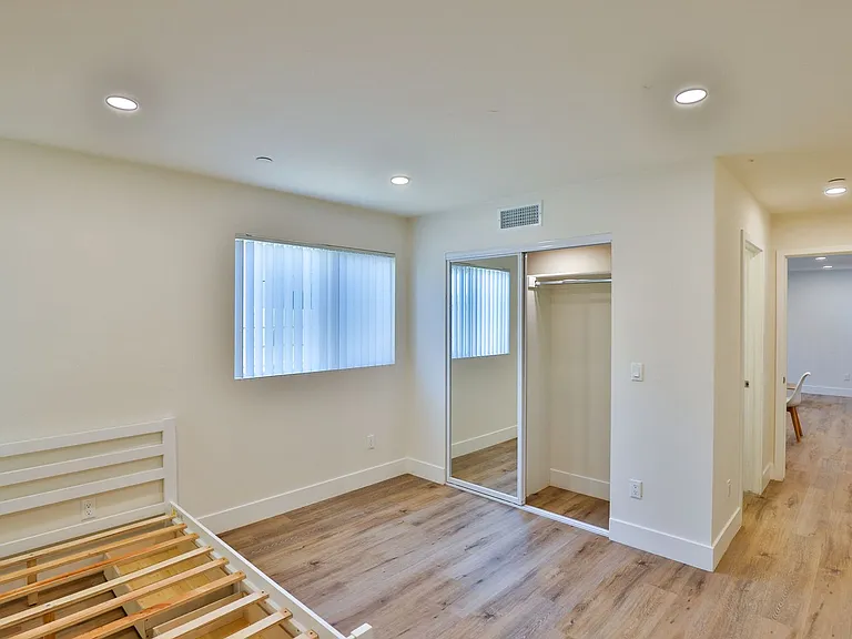 1164 W 37th Pl — Photo 15