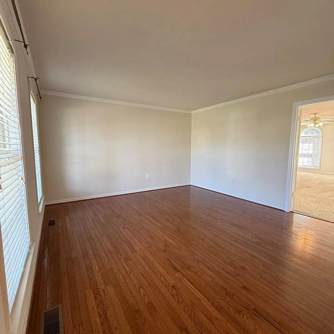 4 bed, 2.5 bath, 4960 sqft, $3,000 — Photo 3
