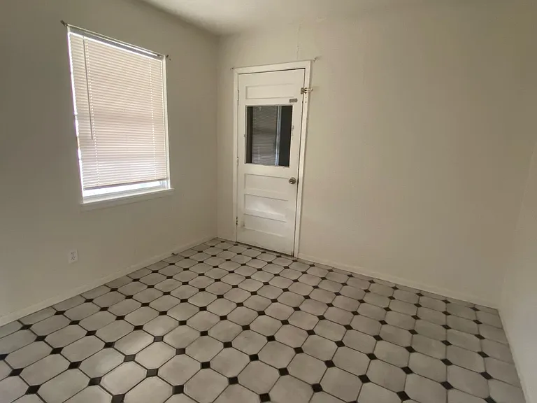 904 Mary St — Photo 11