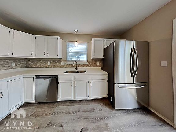 5th image of 105 W Carolina St