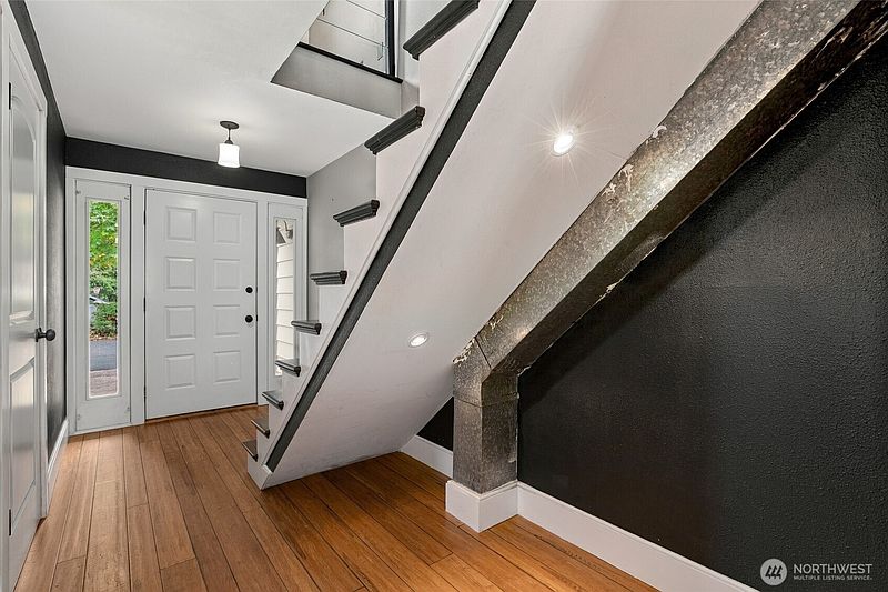 2nd image of 365 SE Valley View Way