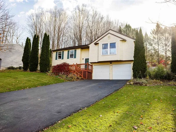 109 Vantage Dr, Camillus, NY 13031