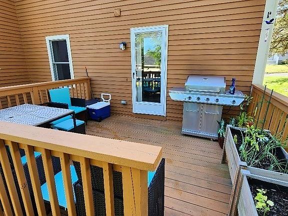 4th image of 15 Acorn St Unit 15