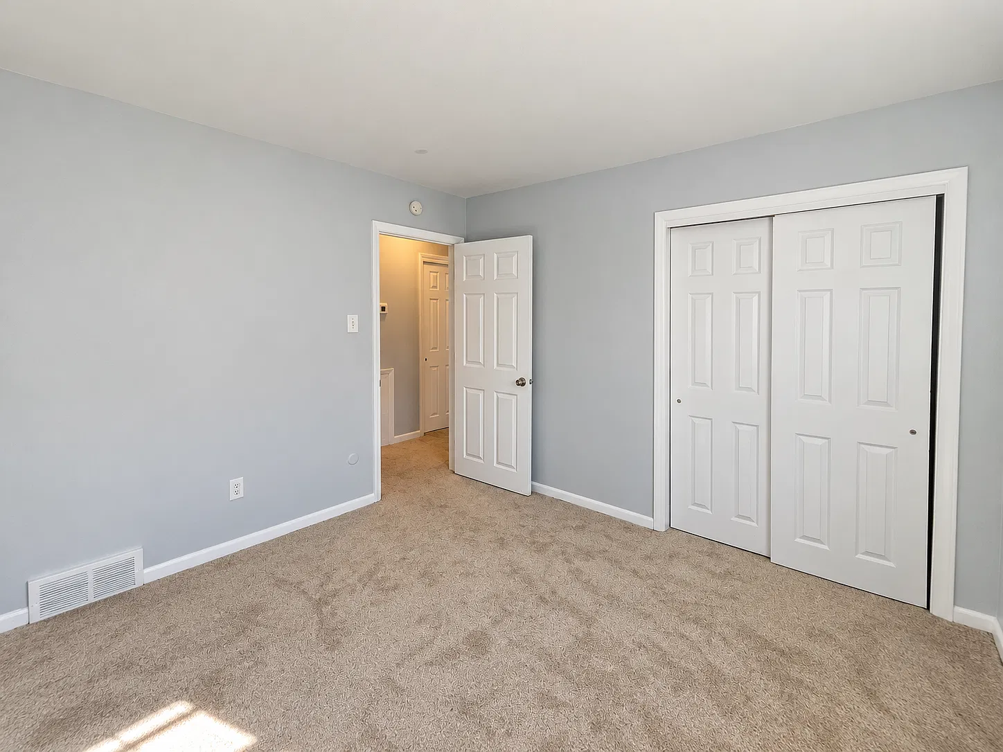 3 bed, 1.0 bath, 925 sqft, $1,965 — Photo 2