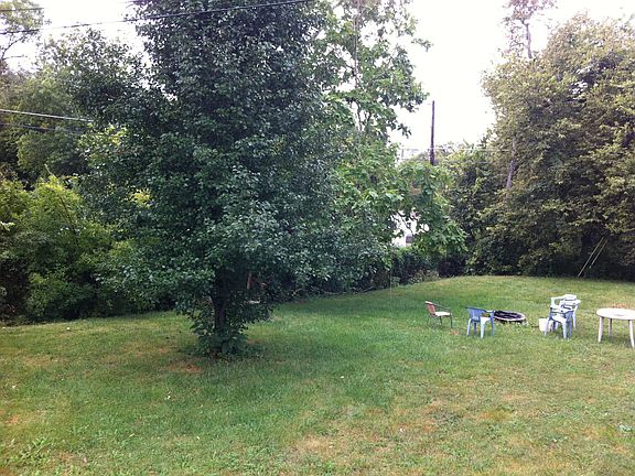 pet friendly- Big yard!