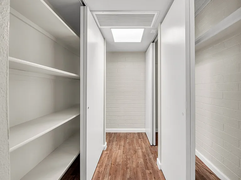 Elton Studio Suites — Photo 41