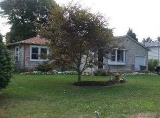 7 Bay St, Center Moriches, NY 11934