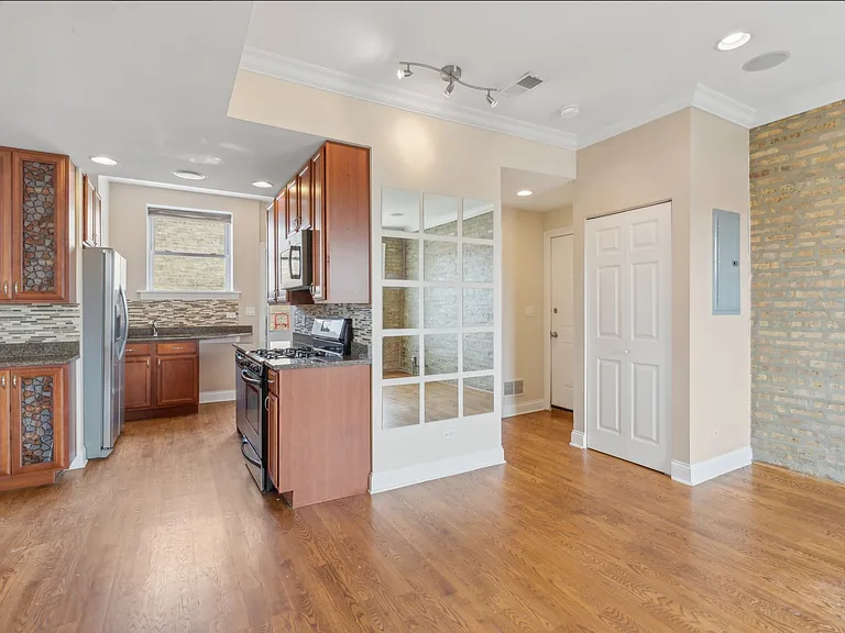 6146 N Ravenswood Ave — Photo 3
