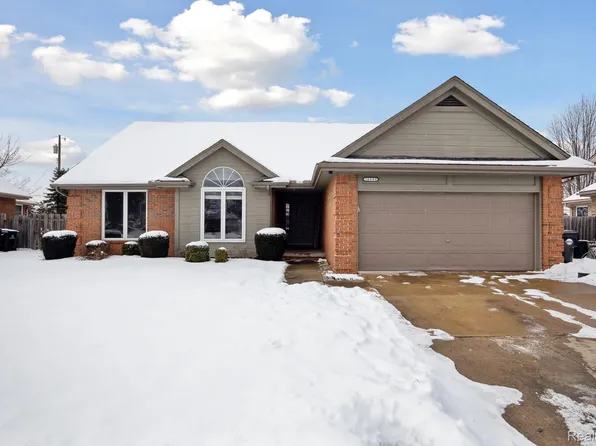 26980 Coachlight St, Woodhaven, MI 48183