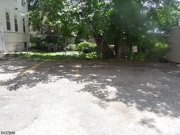 5th image of 612 Lyons Ave