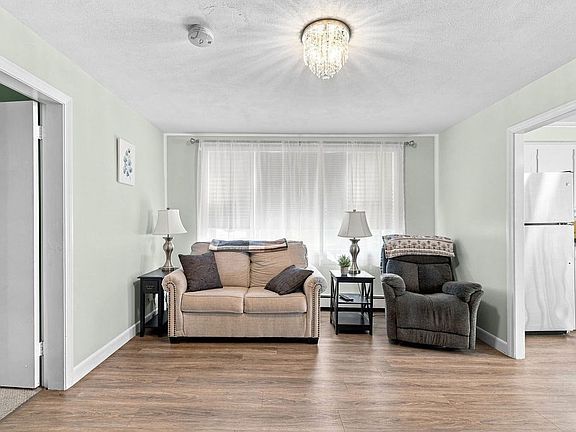 4th image of 12 Waverly St