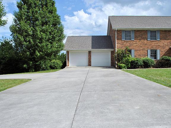 5th image of 910 Hillcrest Dr