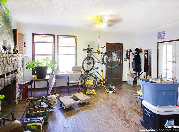 2nd image of 822 W Craig Pl