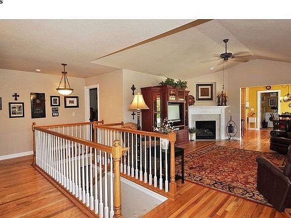 5th image of 1104 Crescent Dr