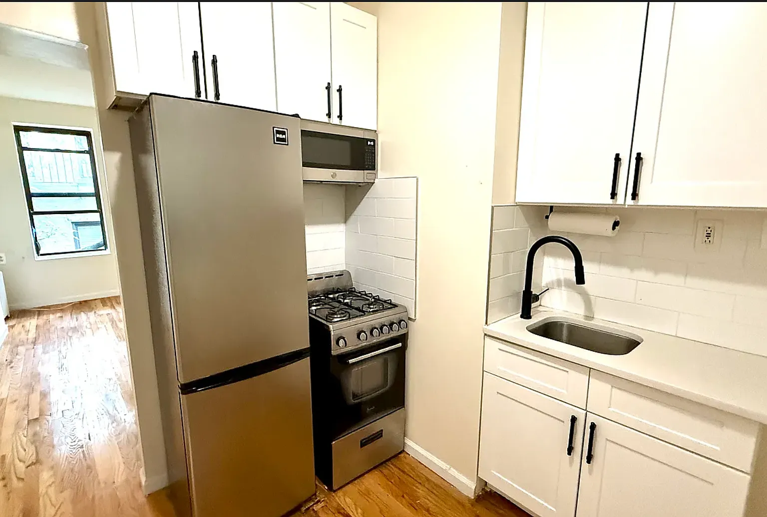 239 W 15th St — Photo 2
