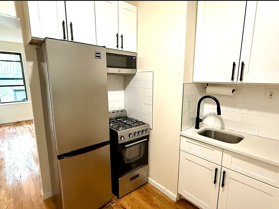 239 W 15th St #3RW