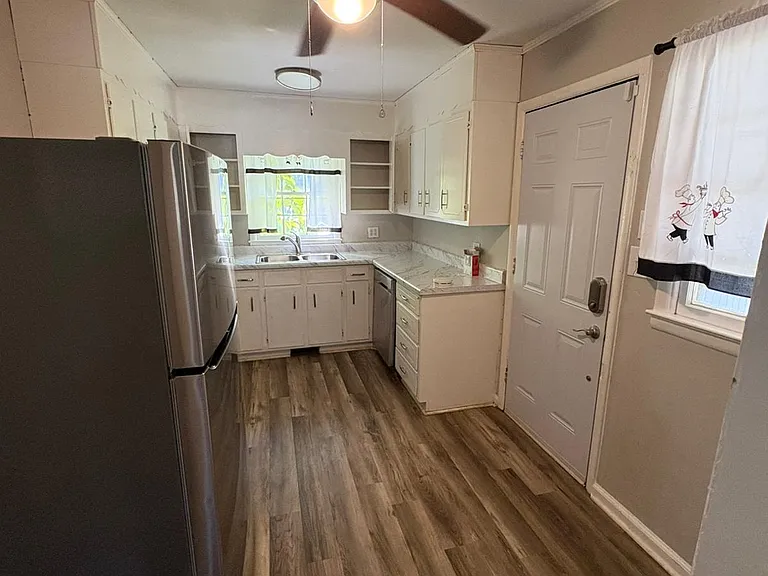 4322 Fairfax Dr — Photo 3