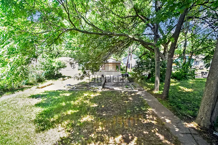 3 bed, 1.0 bath, 806 sqft, $950 — Photo 3