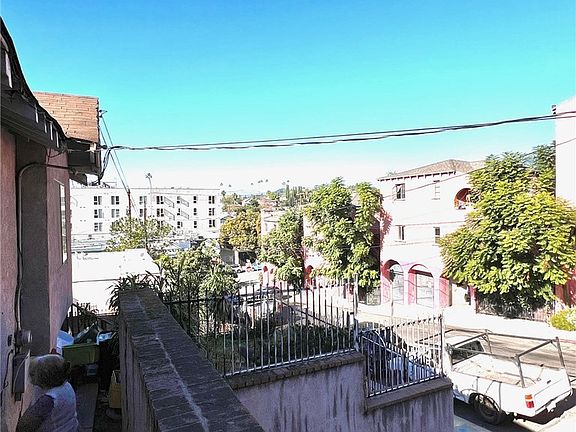 4th image of 1414 Fairbanks Pl